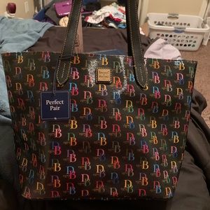 *NEW WITH TAGS NEVER USED* Dooney and Bourke Large Zip Shopper Tote DB75